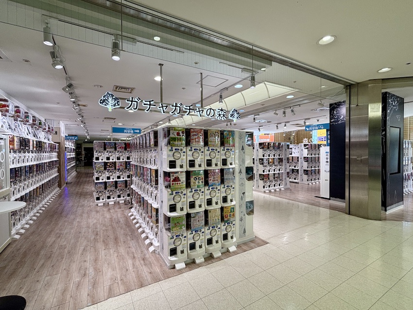 ガチャガチャの森丘の上プラザ店外観写真