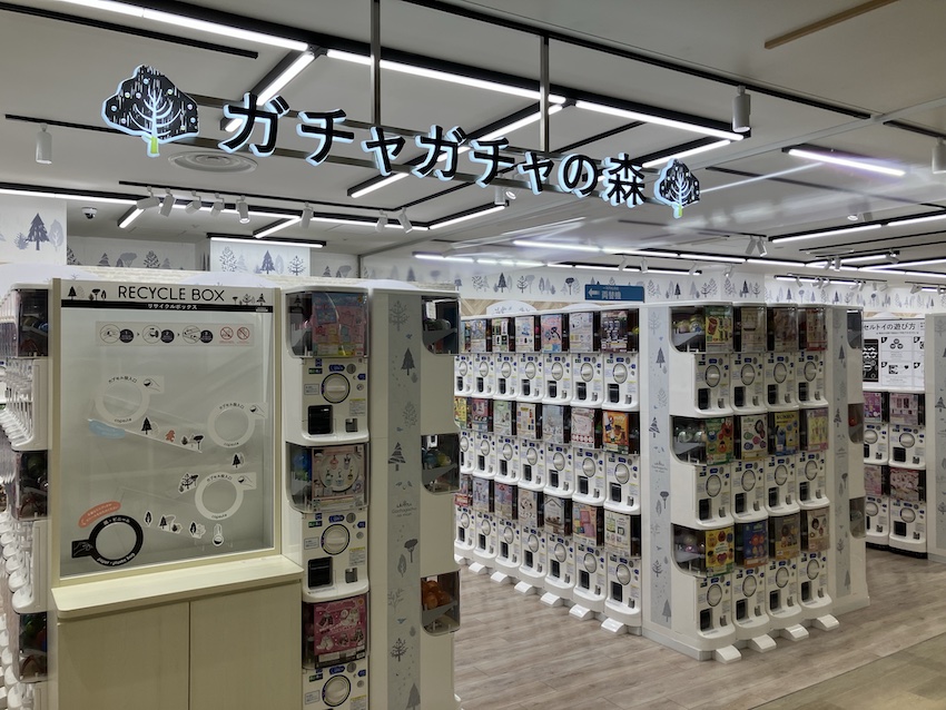 ガチャガチャの森ピヴォクロス店外観写真